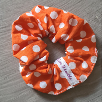 scrunchie oranje stippen